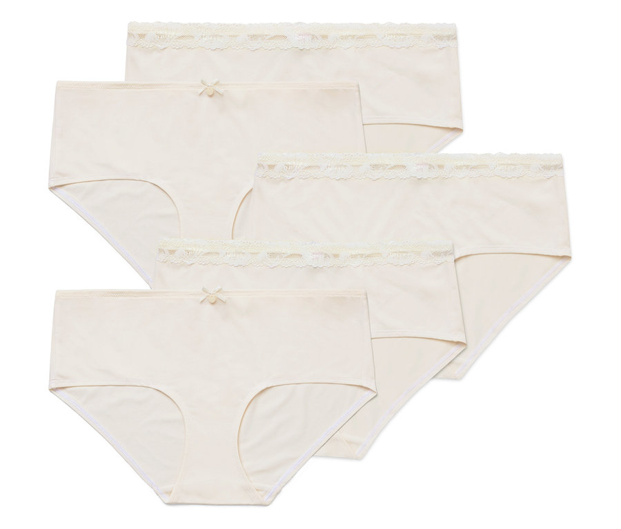 Päť svetlobéžových dámskych nohavičiek leží na sebe.