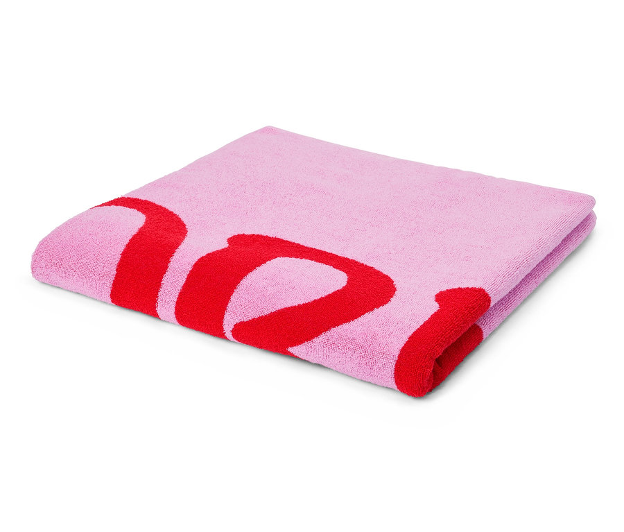 Zložený, svetloružový uterák s červenou potlačou písmen leží na bielom pozadí.