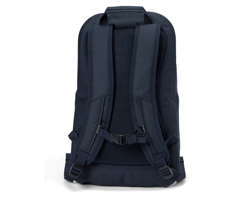 Pohľad zozadu na tmavomodrý batoh s držadlom, ramennými popruhmi, hrudným popruhom a bedrovým pásom.
