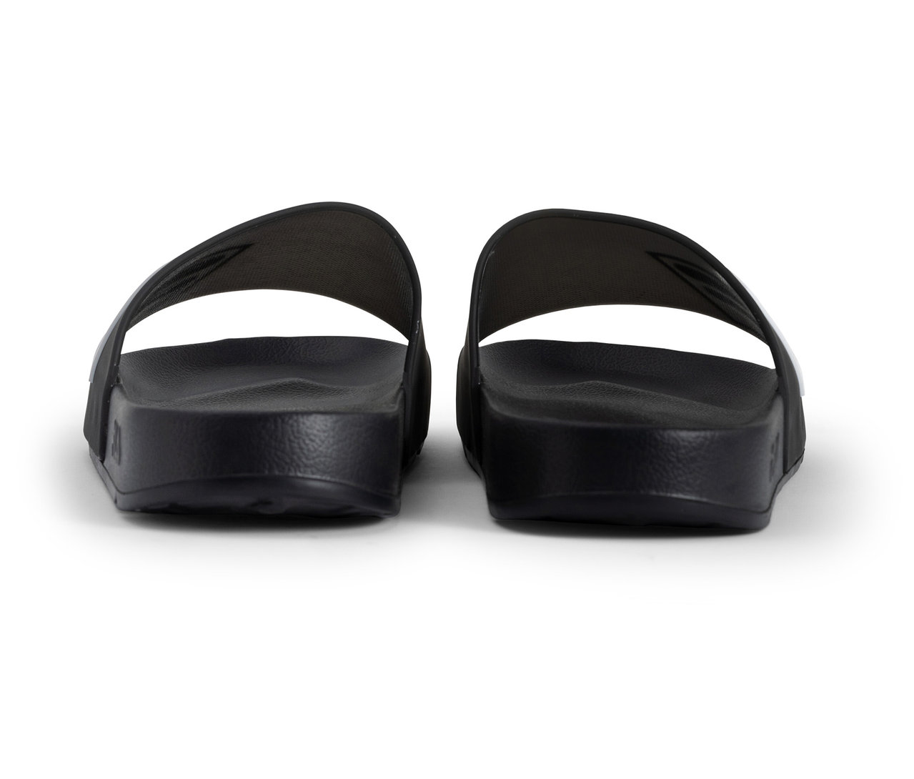 Dvoje čierne pánske šľapky FILA, videné zozadu a umiestnené vedľa seba.