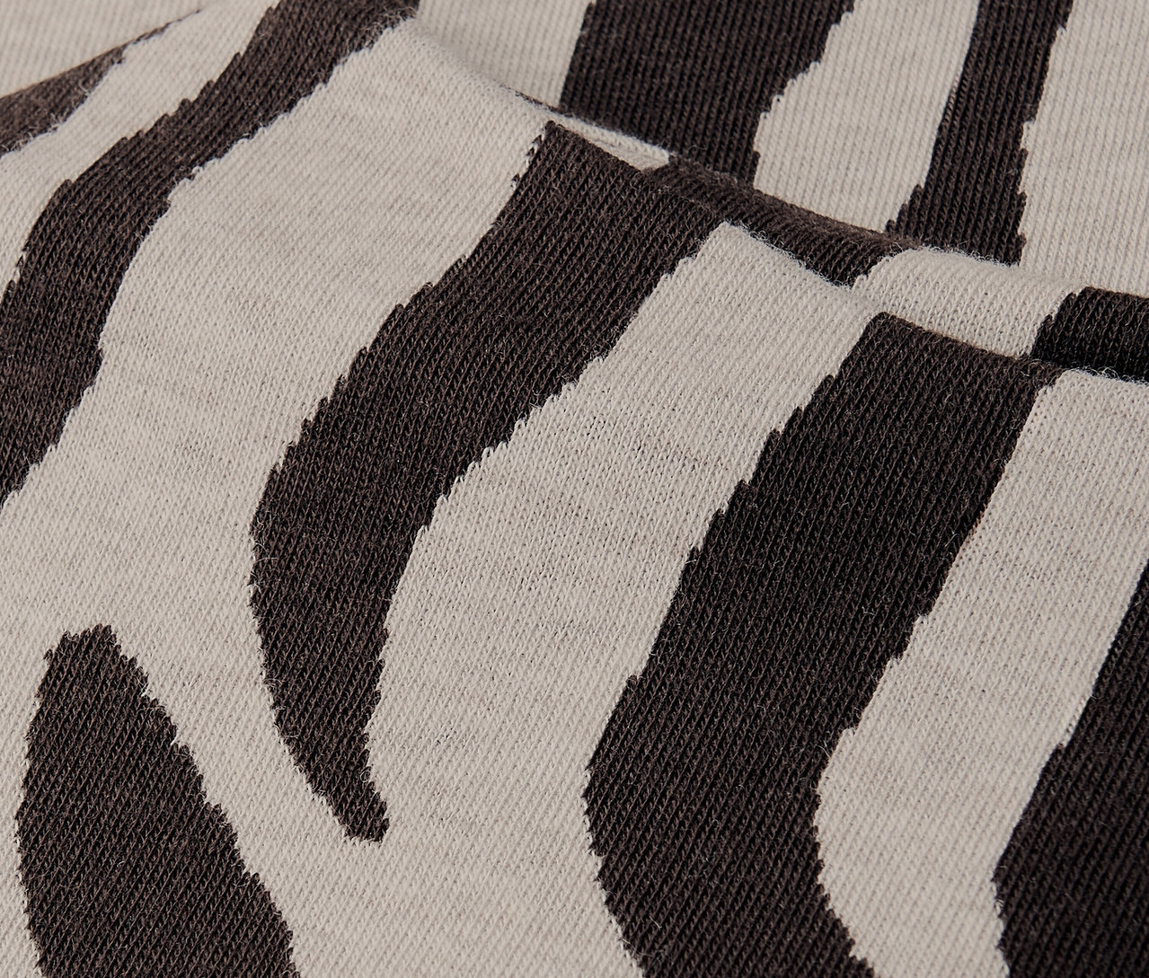 Detail žakárového trička Street One so vzorom zebry.