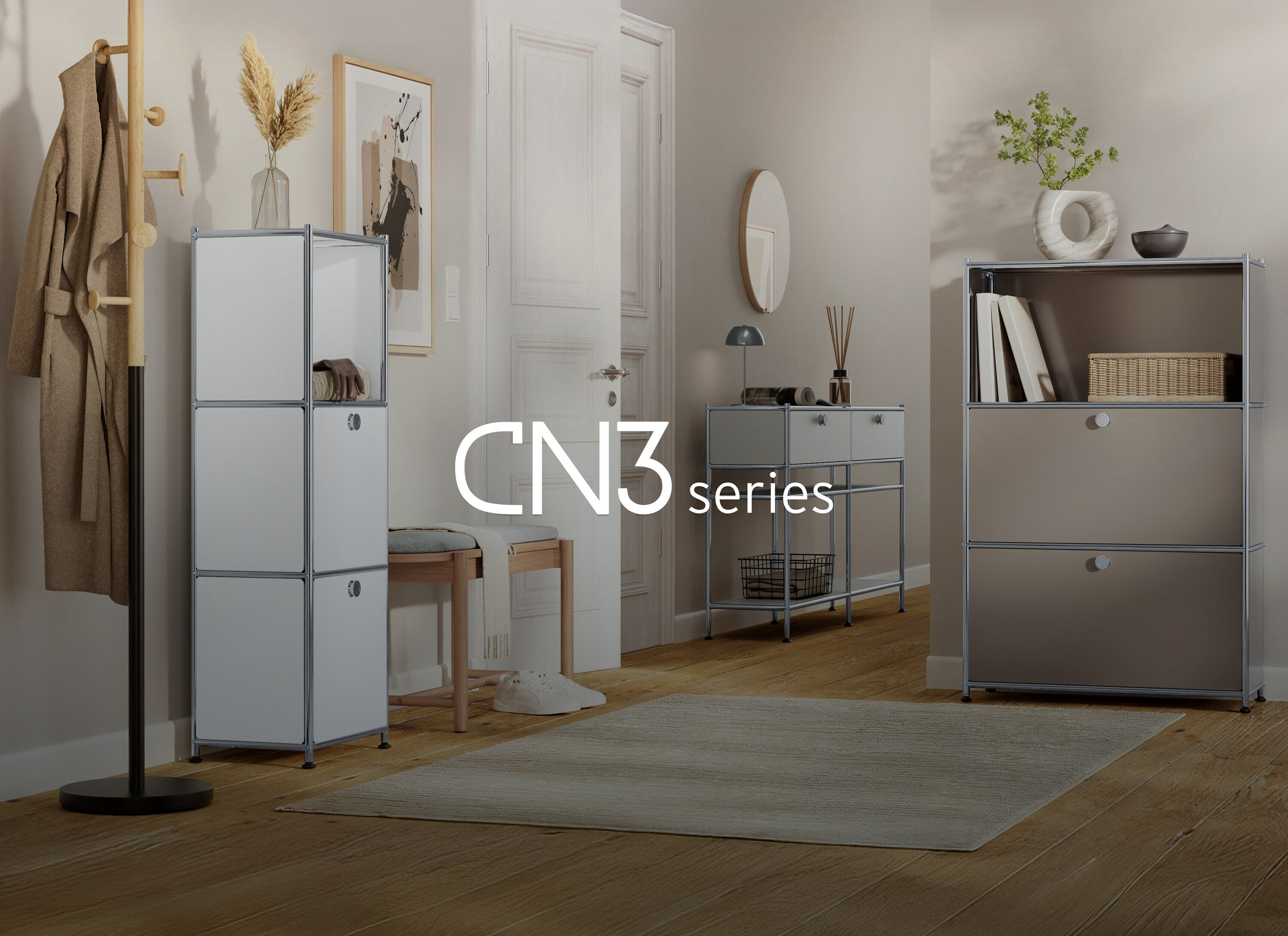 Interiérová scéna s bielym a sivým policovým systémom, vešiakom na oblečenie, komodou, stoličkou a dekoratívnymi prvkami.