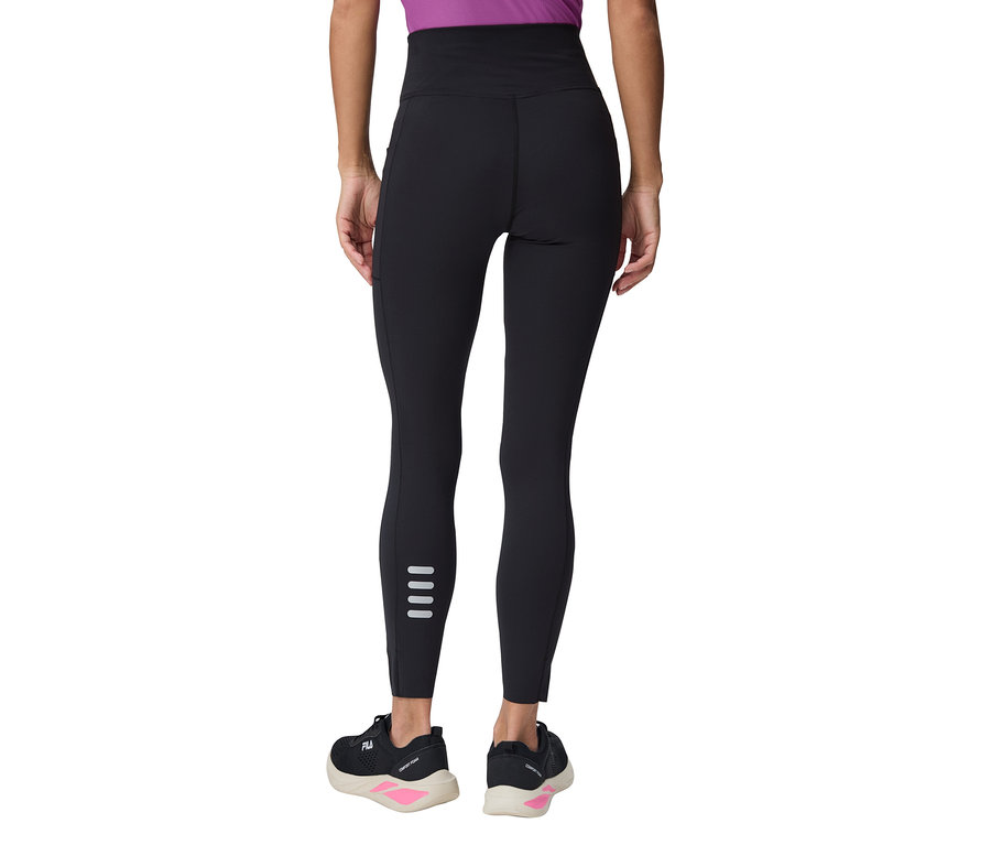 Detailný záber ženy zozadu v čiernych legínach s reflexnými pruhmi a čiernych bežeckých topánkach.