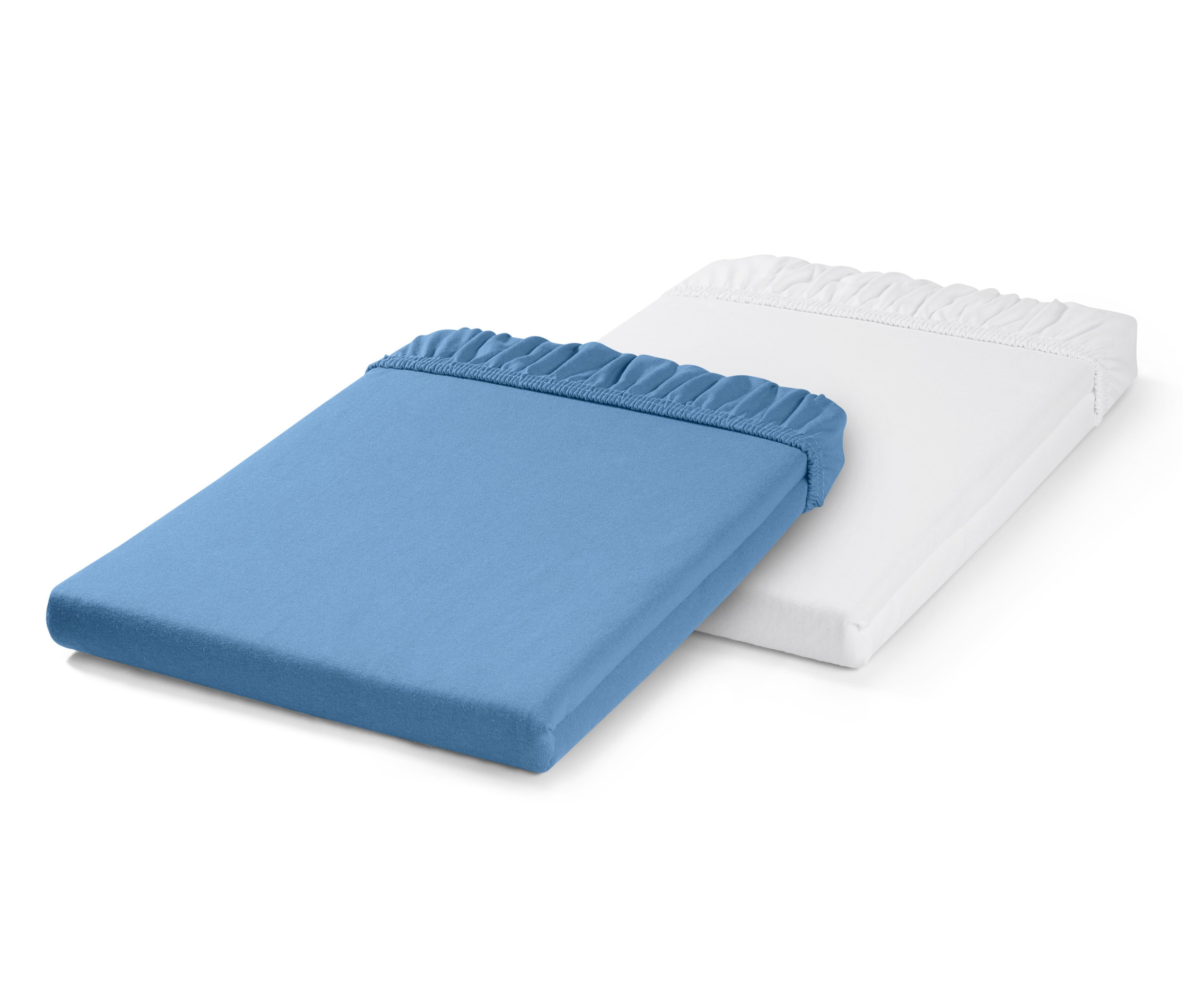 Dve detské napínacie prestieradlá, jedno modré a jedno biele, ležia na sebe.