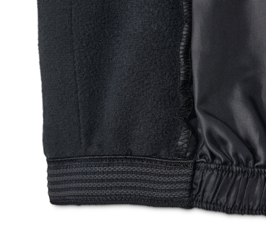 Detail čiernych lyžiarskych nohavíc.