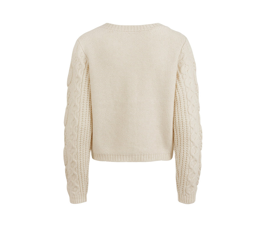 Detail zadnej strany kardigánu z hrubej pleteniny v krémovej farbe.