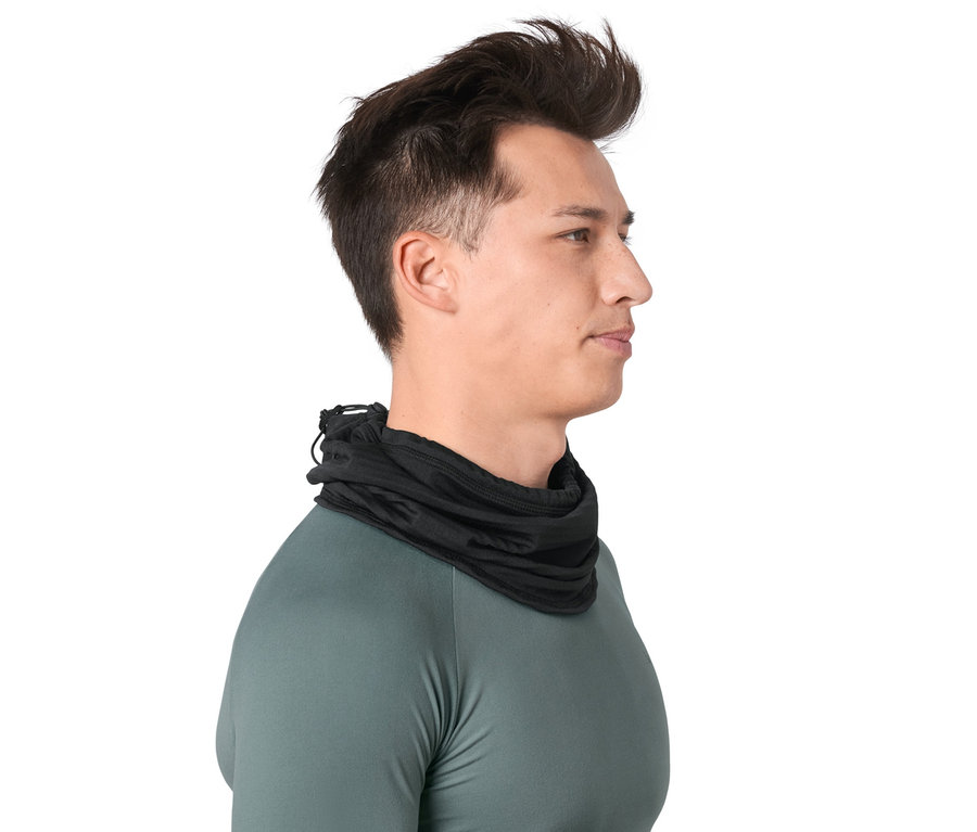 Muž z profilu nosí čiernu multifunkčnú termo šatku.