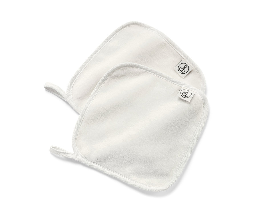 Dva biele kozmetické uteráčiky, 2 ks, ležia na sebe.