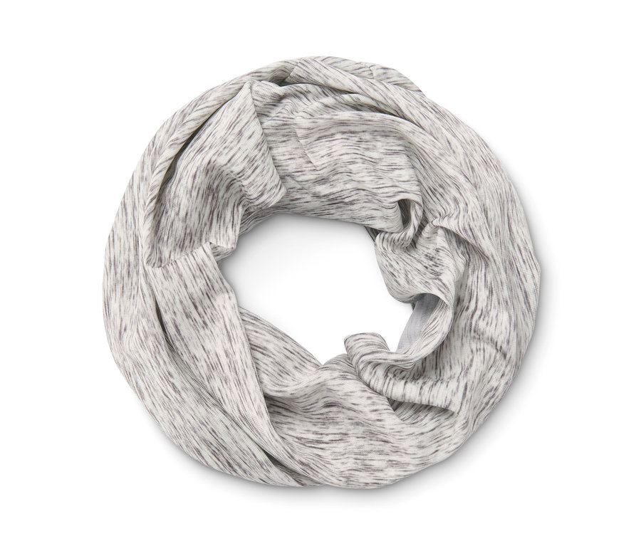 Multifunkčná šatka stočená do kruhu.
