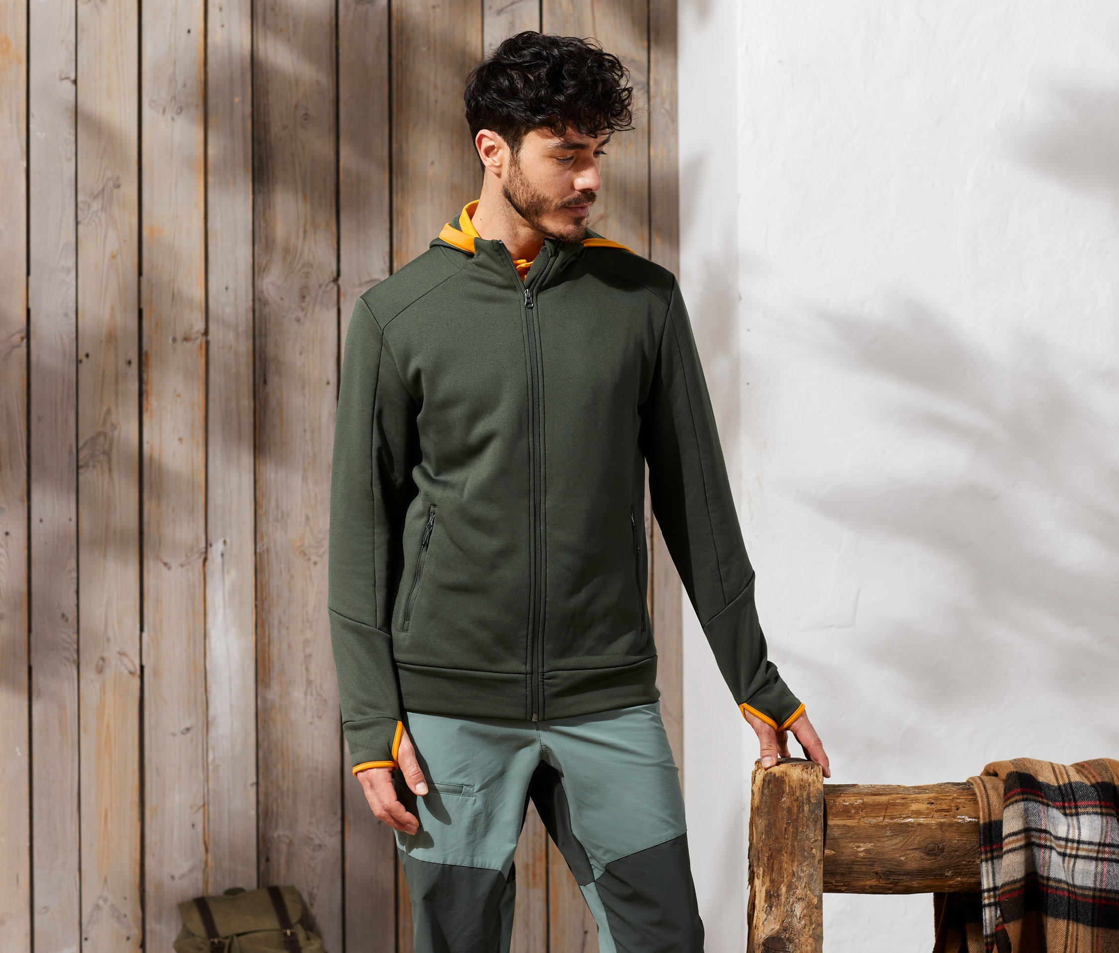 Muž má na sebe funkčnú bundu.