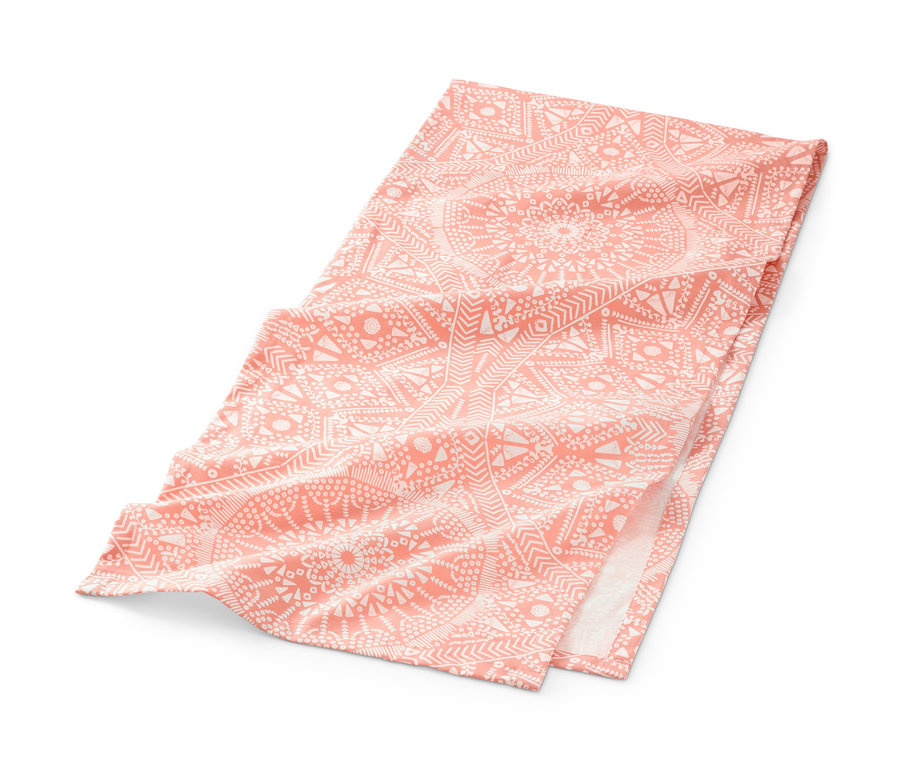 Broskyňový behúň na stôl s mandalovým vzorom.