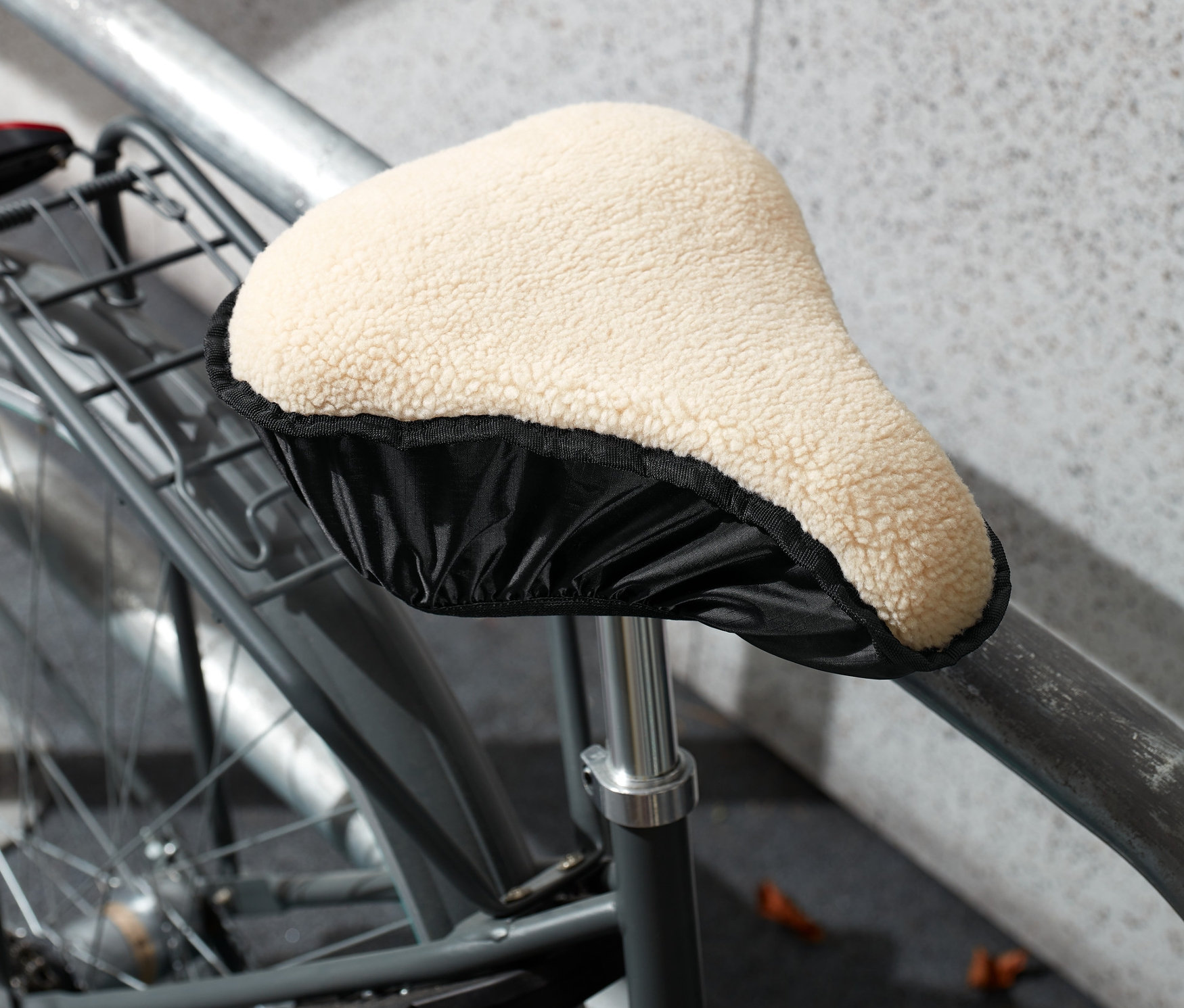 Detail bicykla s béžovým poťahom na sedadlo 2 v 1.