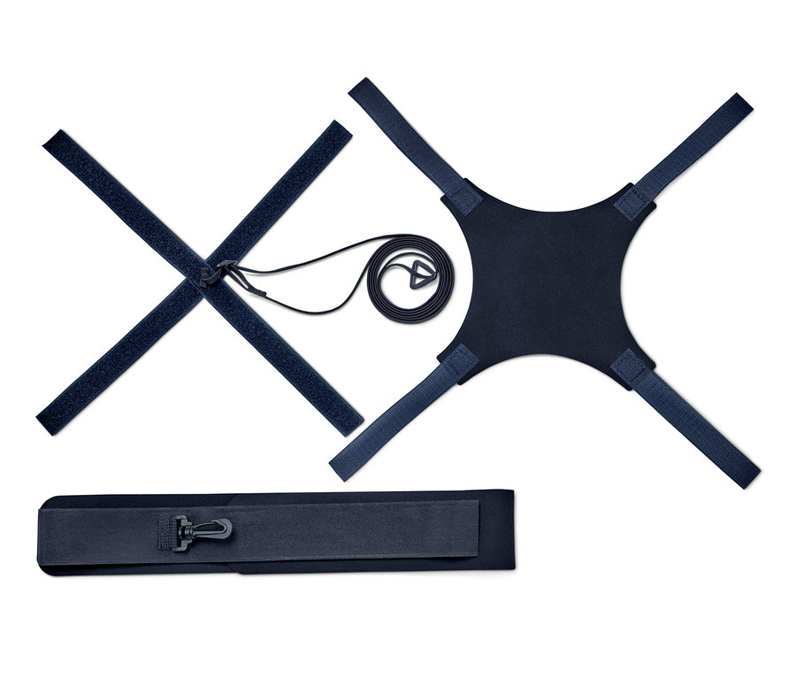 Futbalový trenažér s čiernou gumou, popruhmi a puzdrom.