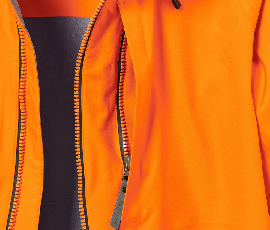 Detail oranžovej hardshellovej lyžiarskej bundy s rozopnutým zipsom.