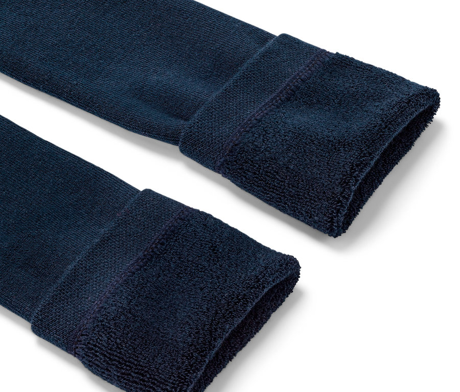 Detail dvoch koncov modrých detských termo legín.