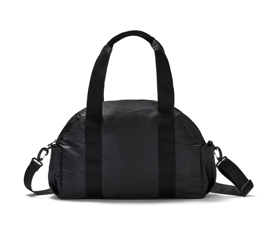 Čierna športová taška.