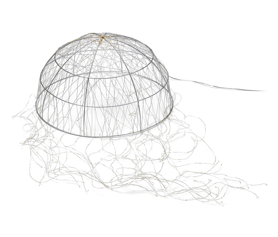 Veľká LED polguľa s opletenou svetelnou reťazou.