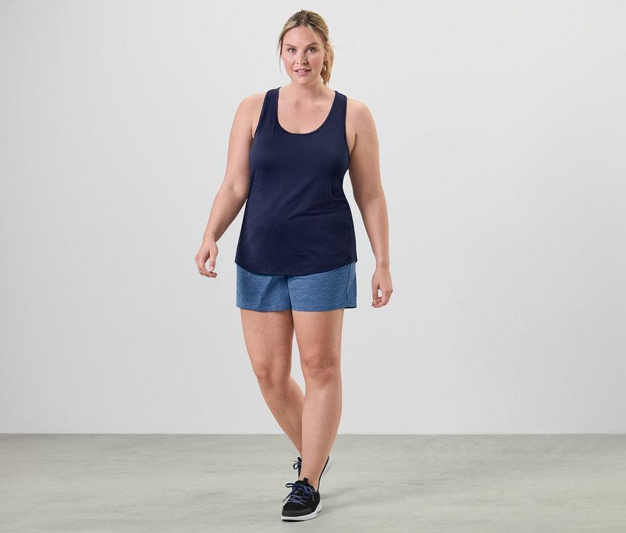 Žena ide a má na sebe jeden z funkčných topov v ružovej a modrej farbe.