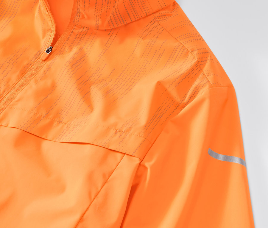 Detail neónovo-oranžovej vetruvzdornej bežeckej bundy.