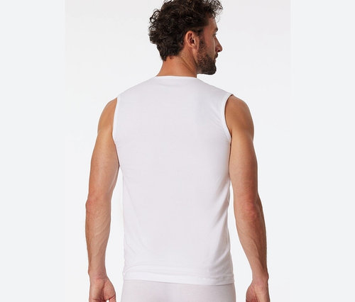 Muž chrbtom k fotoaparátu má na sebe biele tričko bez rukávov SCHIESSER s biobavlnou.