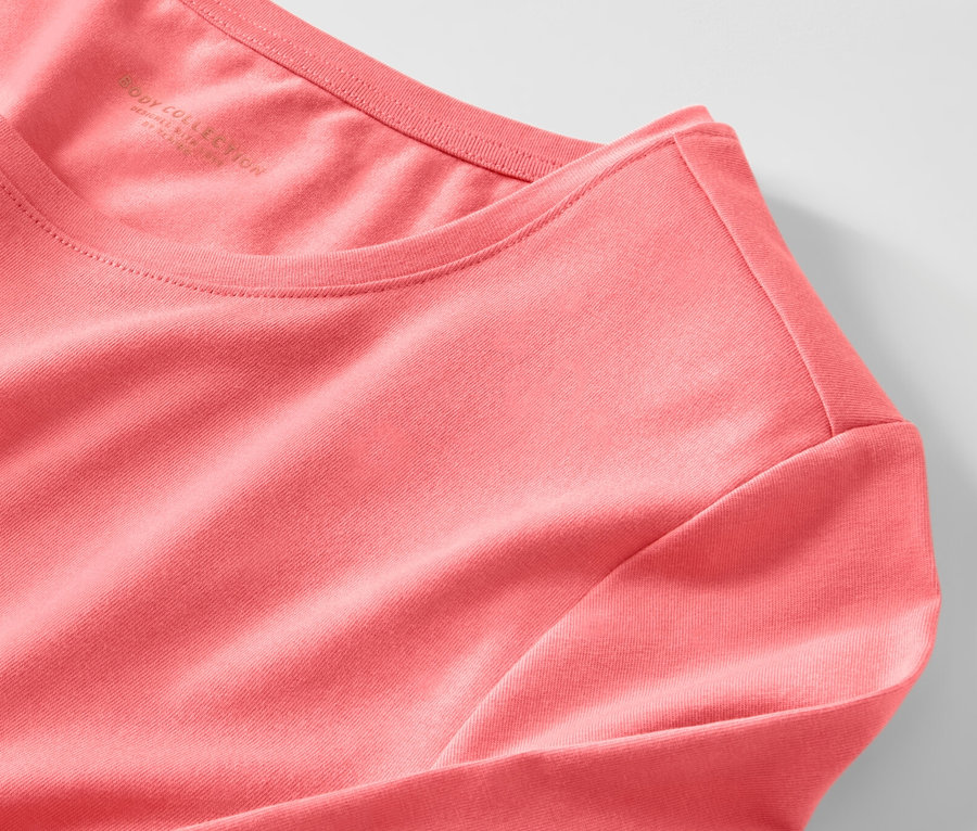 Detail ružového pyžama.