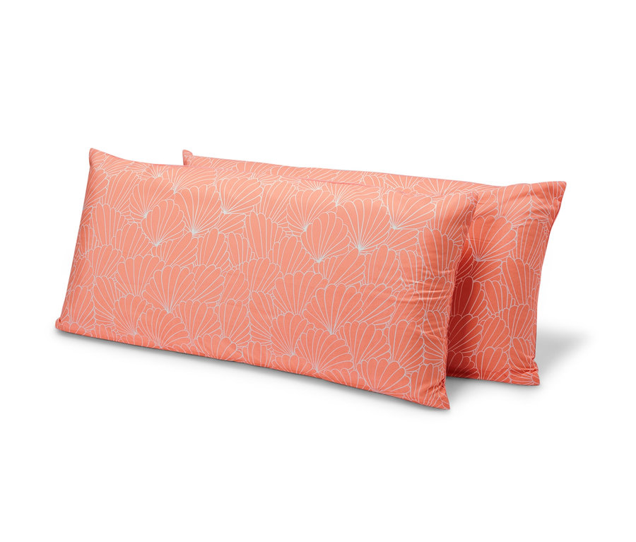 Dve koralové obliečky na vankúše z mikrovlákna s kvetinovým vzorom, každá s rozmermi cca 80 x 40 cm.