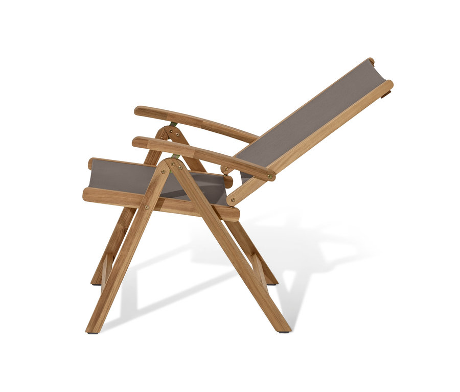 Detailný záber na záhradné kreslo »Lenja« s vysokým nastaviteľným operadlom, drevo a textil.