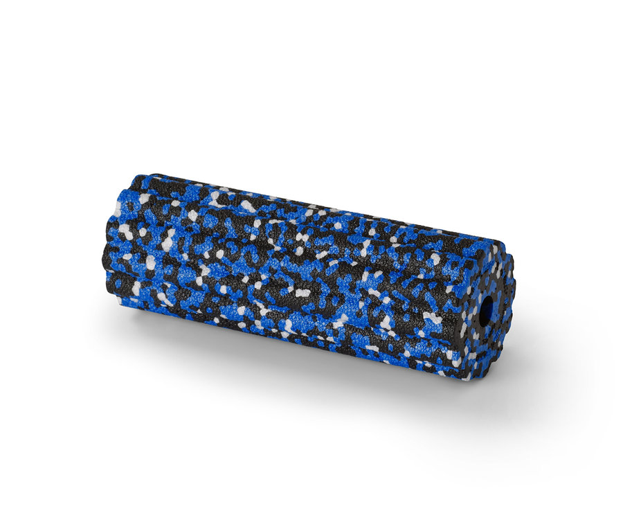 Detailný záber na malý masážny valček na uvoľňovanie fascií v modrej, čiernej a bielej farbe.