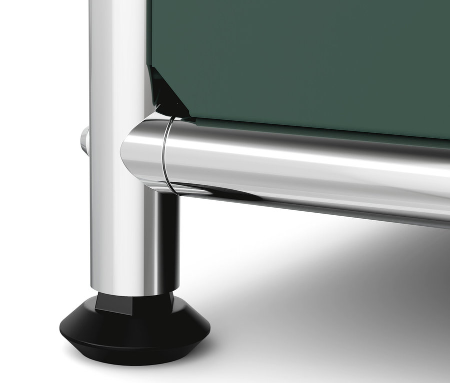 Detail kovovej komody »CN3« s výklopnými priečinkami, chrómovanou nohou a olivovo zelenou výplňou.