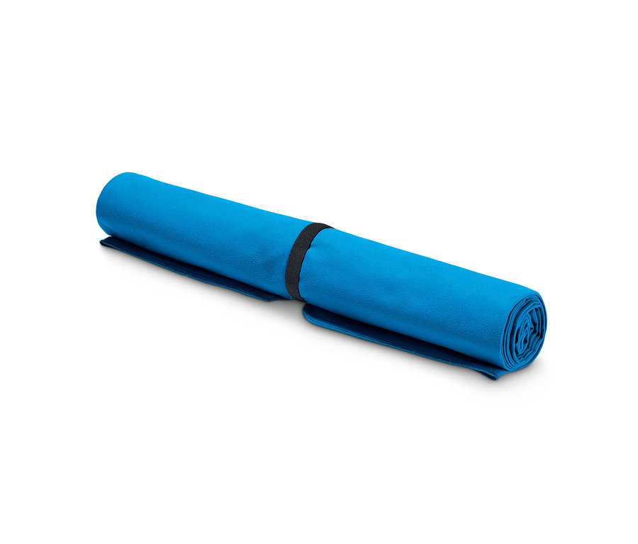 Zrolovaná modrá outdoorová osuška, cca 70 x 140 cm, zaistená čiernou gumičkou.