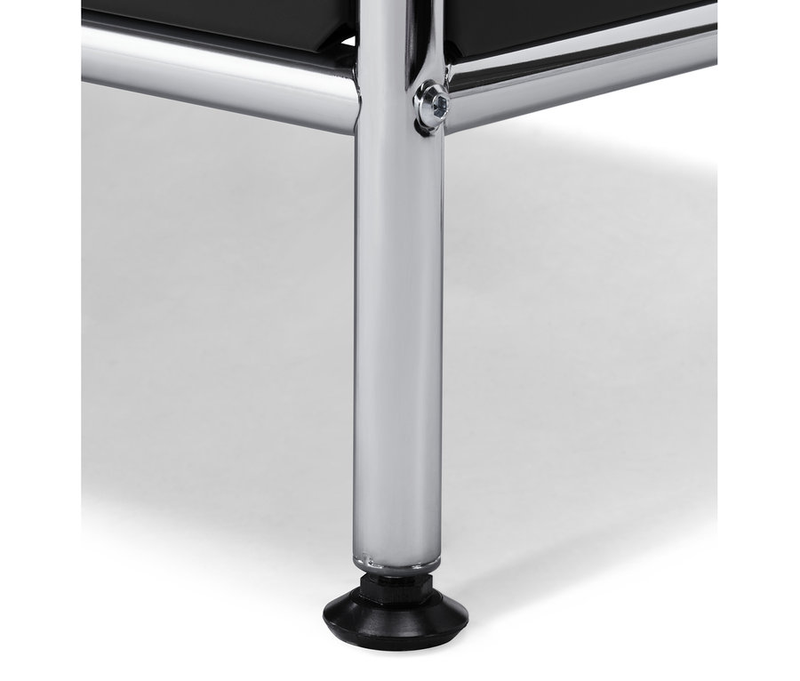 Detail čierneho nábytku »CN3« s výklopnými dvierkami a chrómovanou nohou.