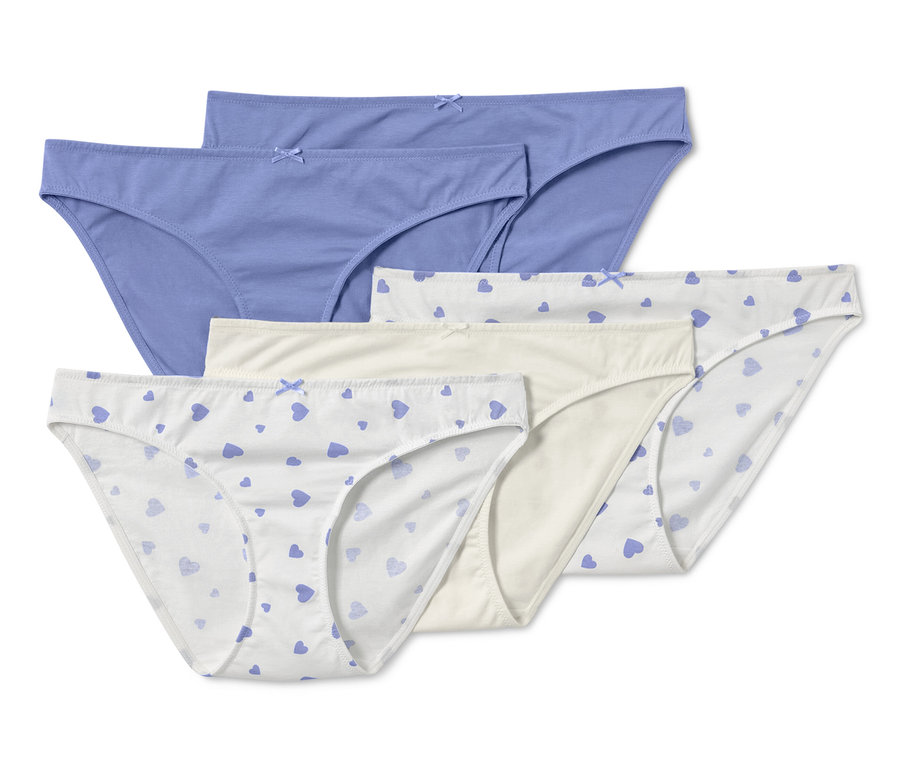 Päť párov nohavičiek: dvoje svetlomodré, jedny krémové a dvoje biele s modrými srdiečkami.