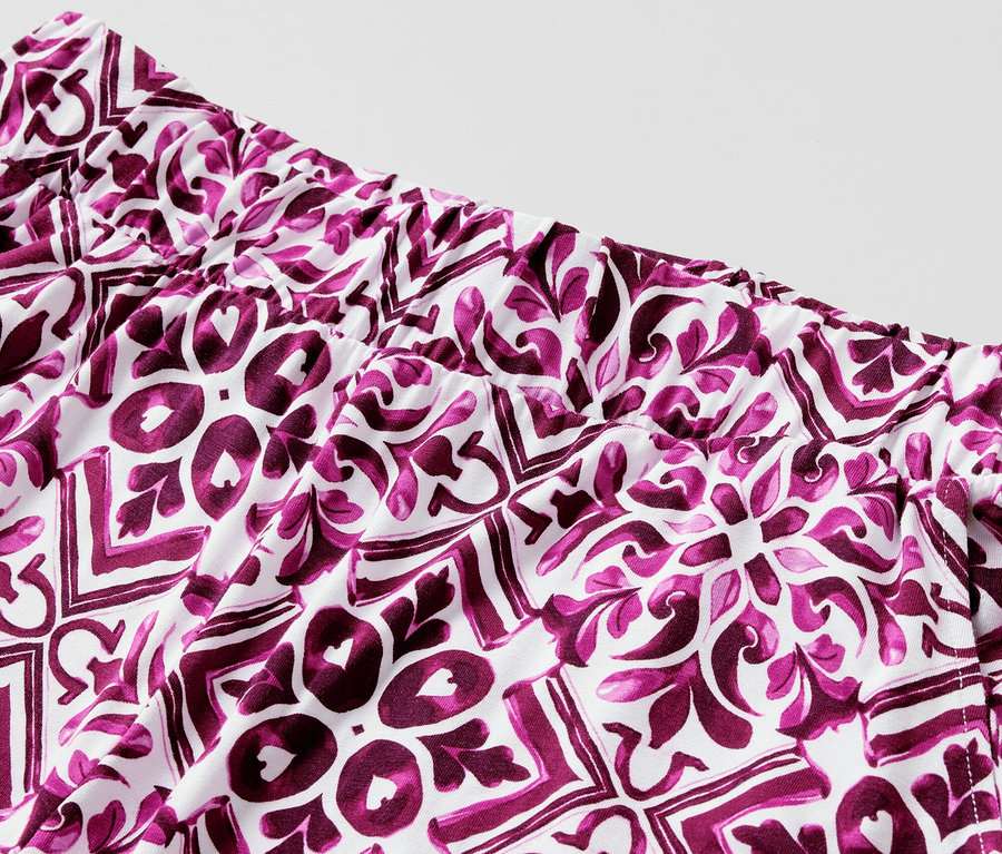 Detail nohavíc v štýle palazzo s potlačou vo farbe bordovej.