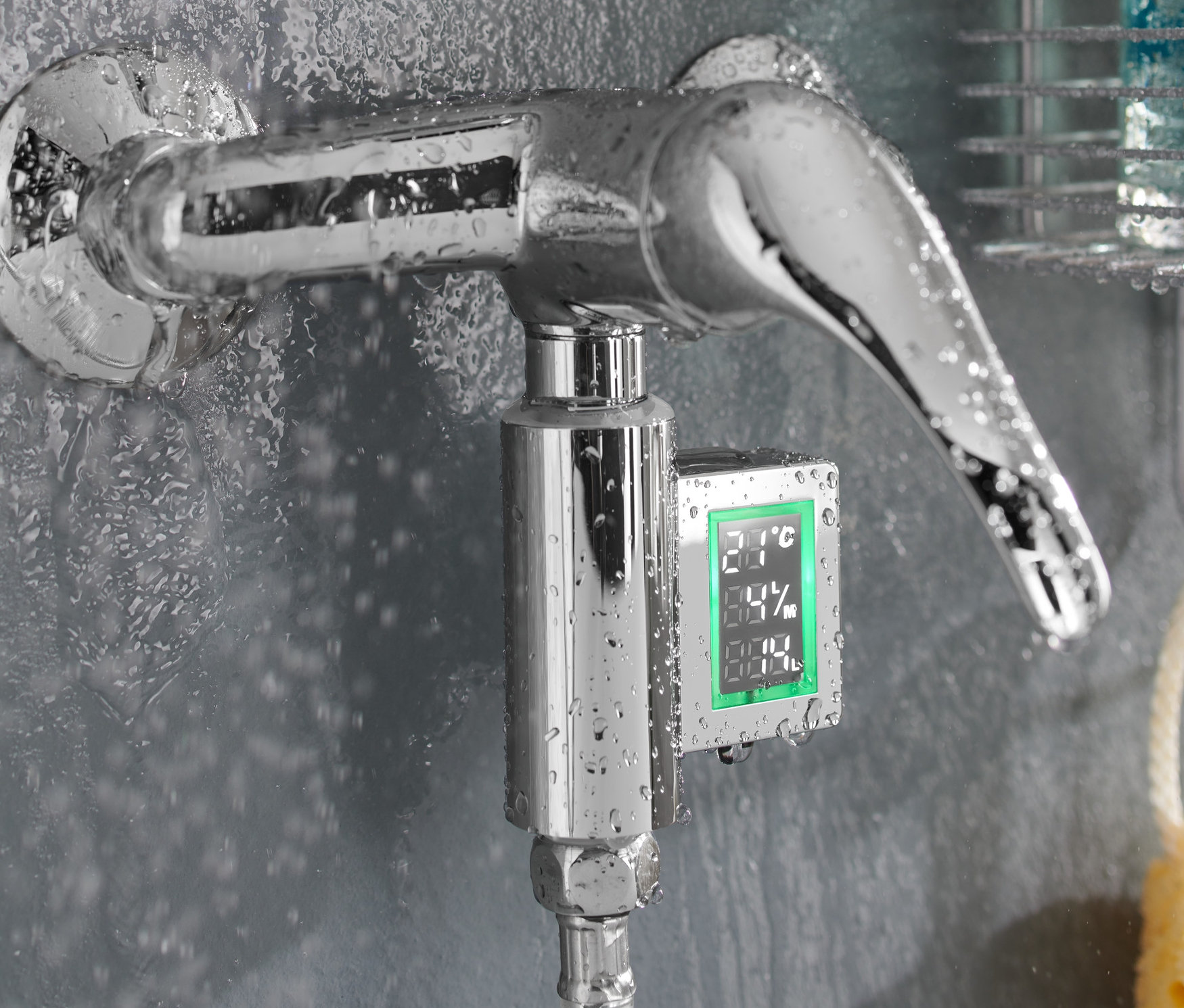 Tečúca voda z kohútika s LED meračom spotreby vody.