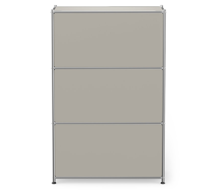 Trojposchodová sivá skriňa s chrómovaným rámom na bielom pozadí.