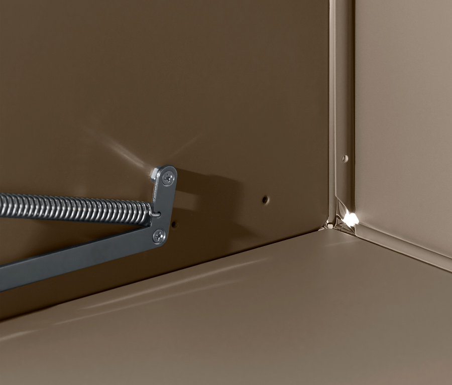 Detail interiéru skrine s mechanizmom pružiny na stene.