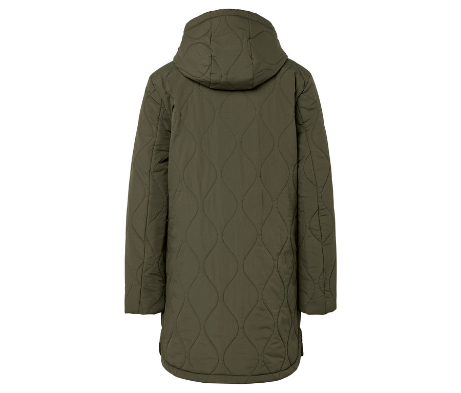 Pohľad zozadu na olivovozelenú prešívanú bundu s kapucňou.