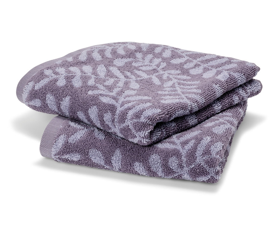 Dva froté uteráky fialovej farby zložené na sebe. Na uterákoch je jemný vzor listov.