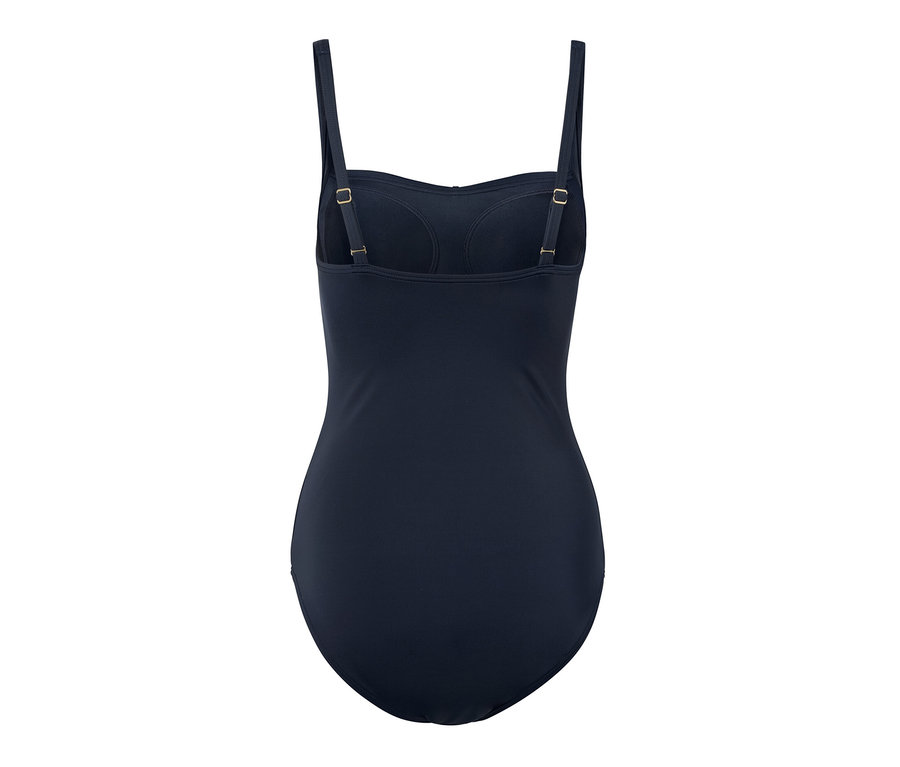 Modré jednodielne plavky tvarujúce postavu.