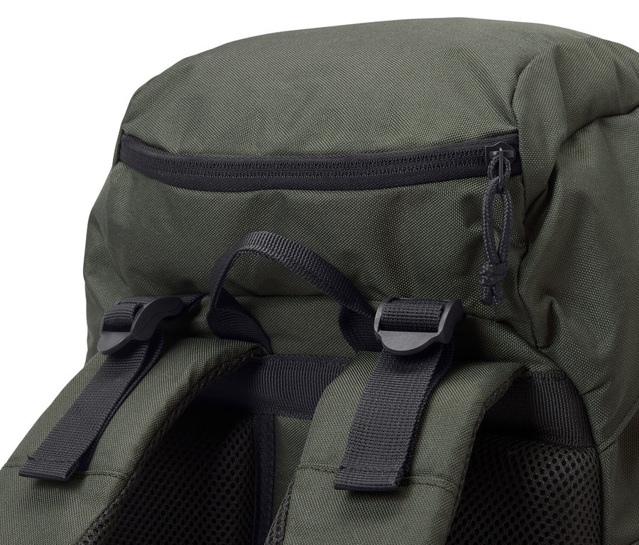 Detail zeleného turistického batohu s objemom 40 l so zipsom a popruhmi.
