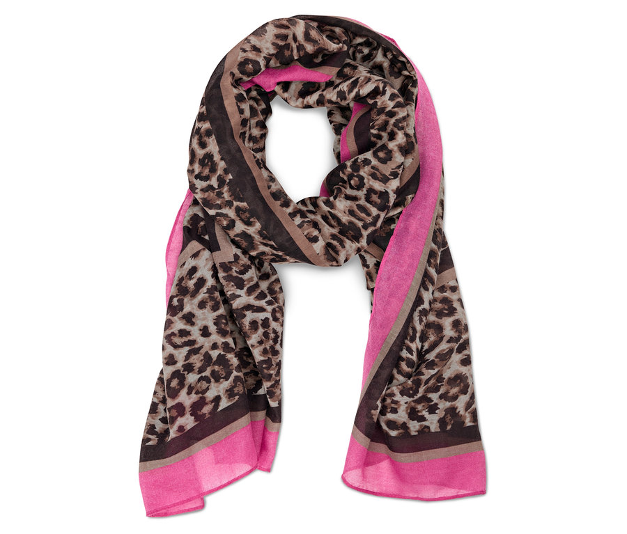 Šál s leopardím vzorom a ružovými okrajmi.