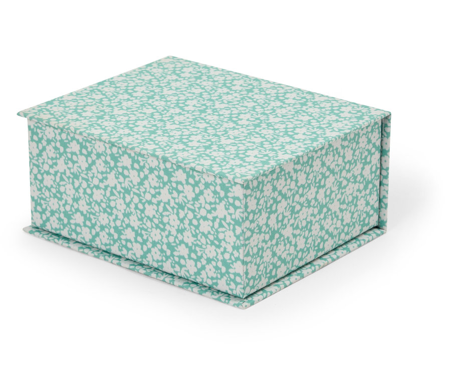 Zatvorená krabica s vrchnákom s modrozeleným kvetinovým vzorom.