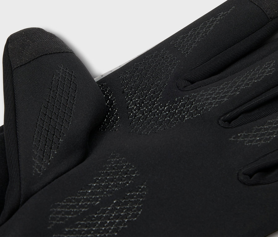 Detailný pohľad na čierne rukavice Windprotection.