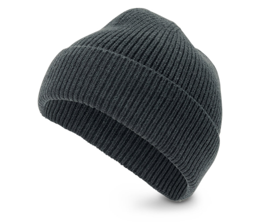 Sivá pletená čiapka na bielom pozadí.