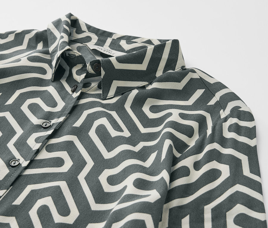 Detail košeľových šiat s geometrickou potlačou.