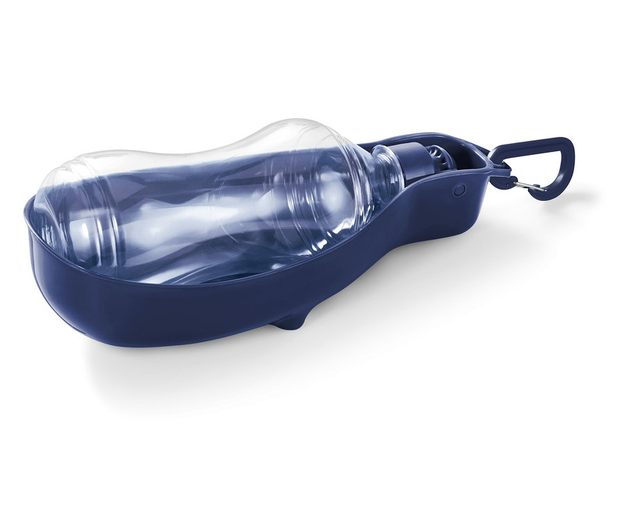 Priehľadná fľaša na vodu v modrej plastovej miske s karabínou.