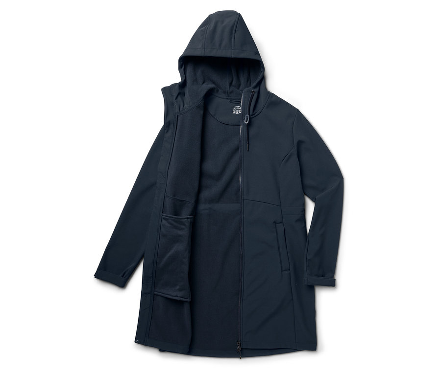 Tmavo modrý kabát s kapucňou a rozopnutým zipsom.