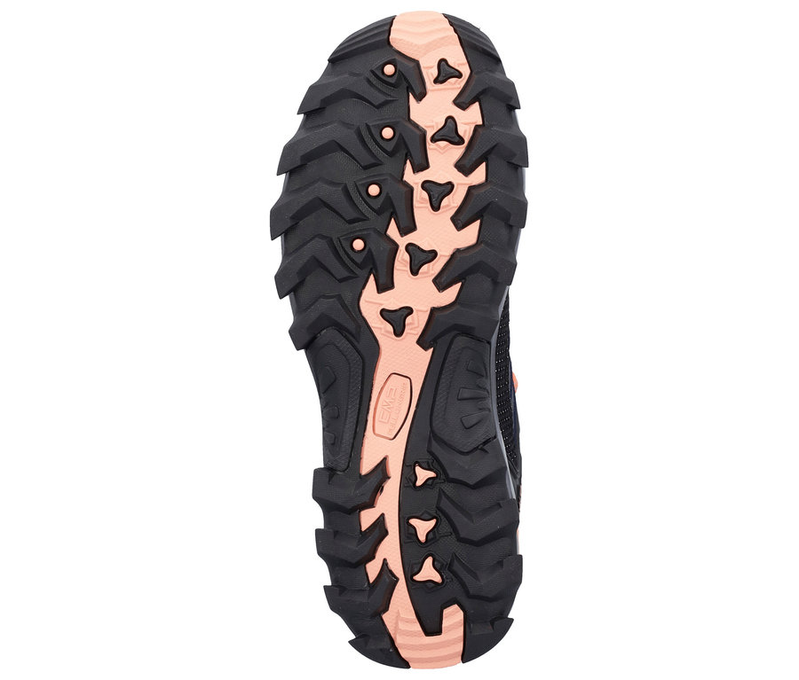 Detail podrážky trekingovej topánky s čiernym vzorom a ružovými detailmi.