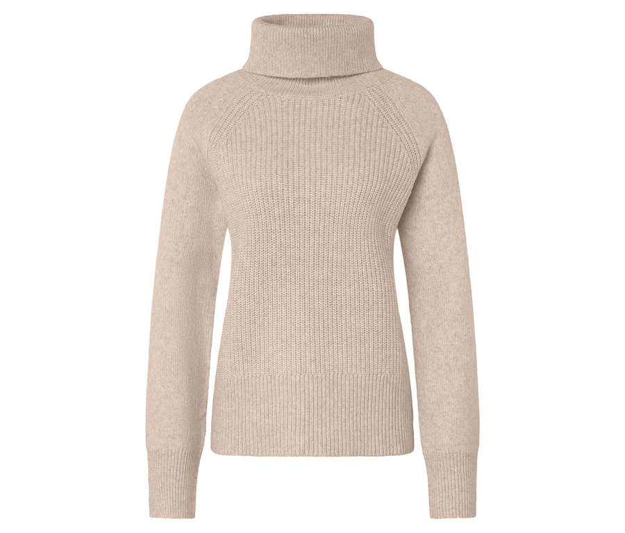 Krémový rolák s melírom leží na bielom pozadí.