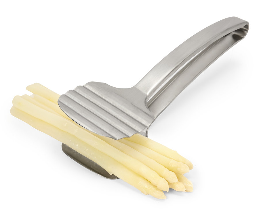 Nerezový škrabka na špargľu s bielym špargľou.
